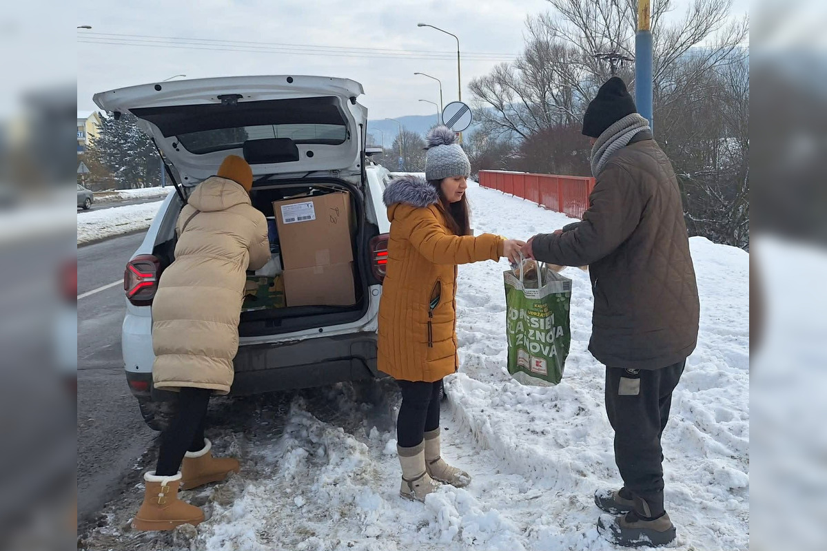 FOTO: Dobrovoľníci zo zvolenskej radnice pomohli ľuďom bez domova, foto 2