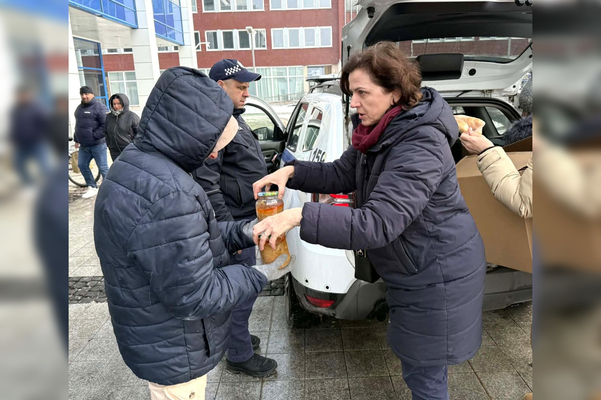 FOTO: Dobrovoľníci zo zvolenskej radnice pomohli ľuďom bez domova, foto 3