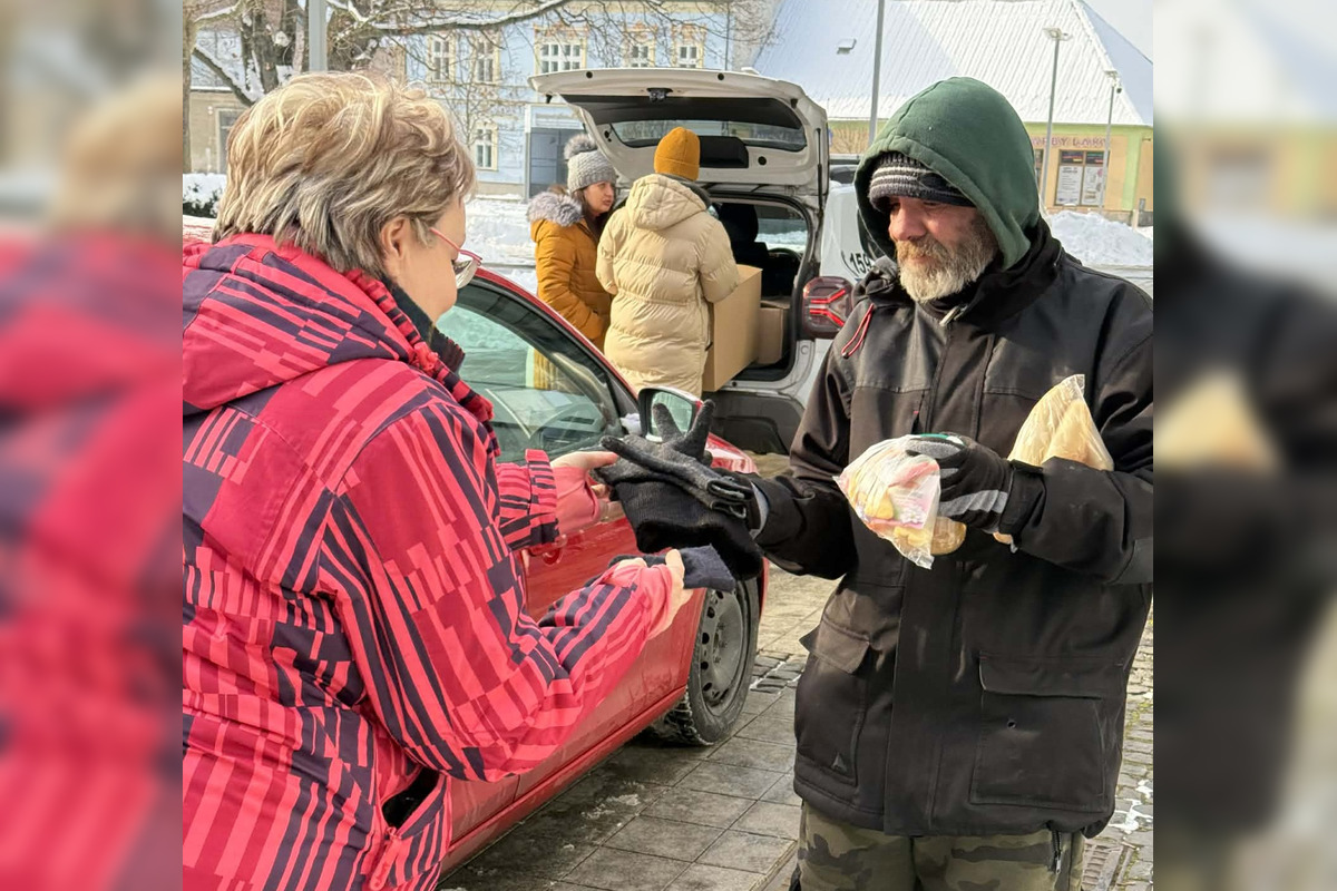 FOTO: Dobrovoľníci zo zvolenskej radnice pomohli ľuďom bez domova, foto 6