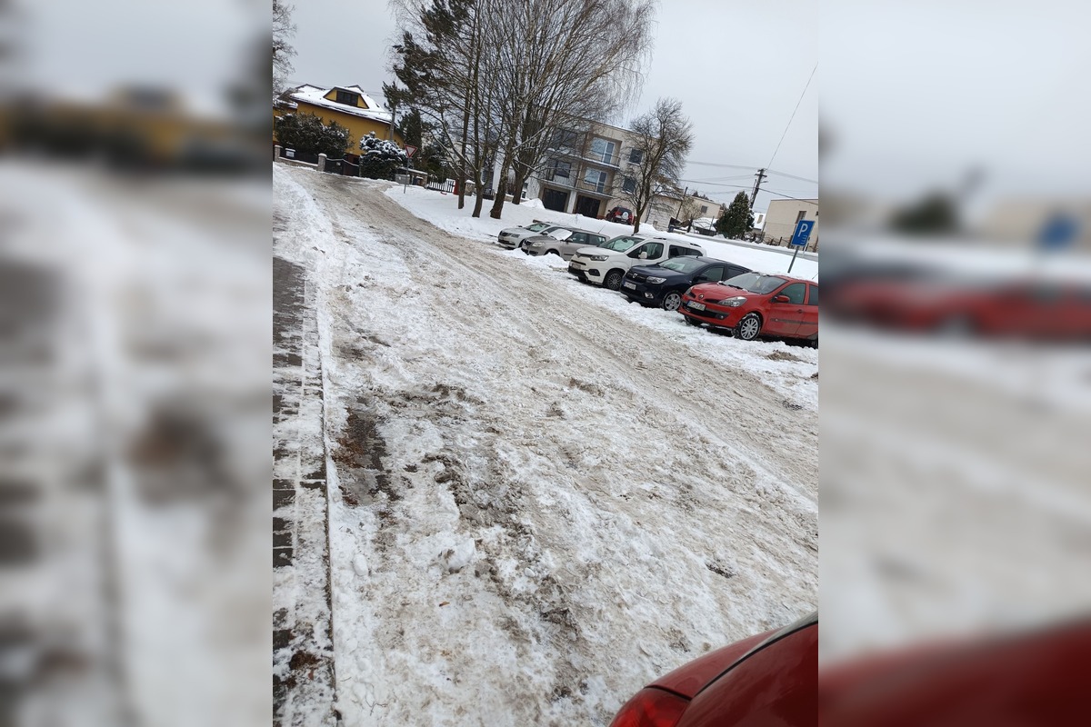 FOTO: Neodhrnuté parkovacie miesta vo Zvolene, foto 1