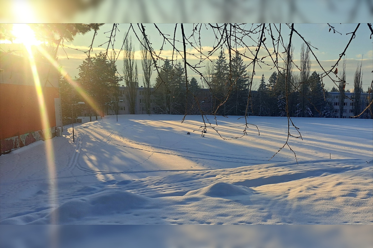 FOTO: Vandali poškodili neskolaudovaný atletický ovál na Zlatom potoku, foto 1