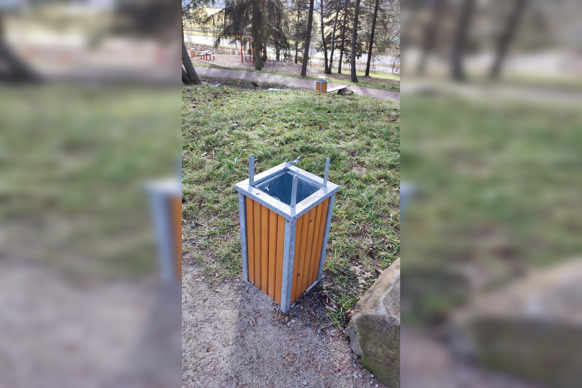 FOTO: Vandali poškodili neskolaudovaný atletický ovál na Zlatom potoku, foto 3