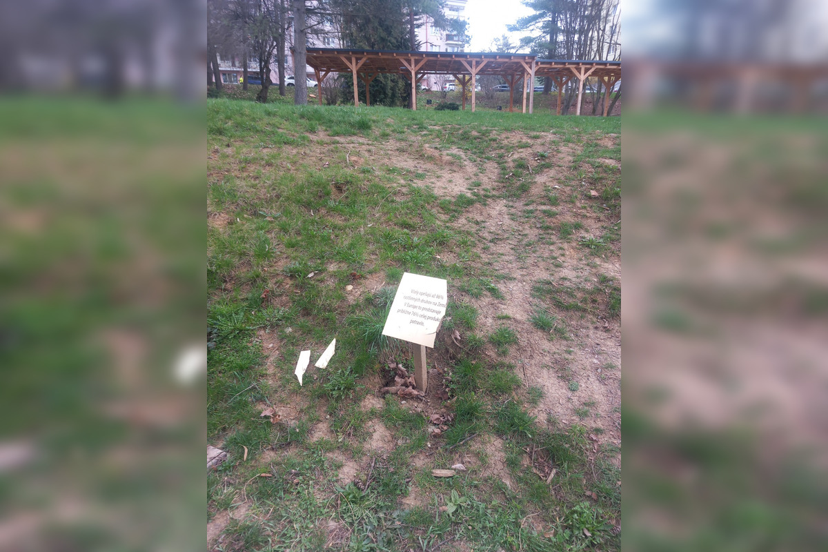 FOTO: Vandali poškodili neskolaudovaný atletický ovál na Zlatom potoku, foto 4