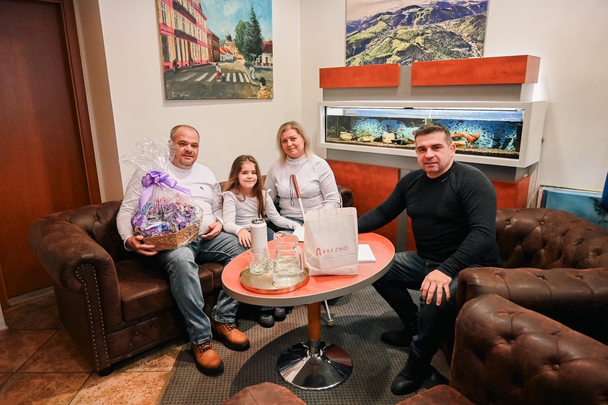 FOTO: Nevidiaca Simonka z Brezna získala finančnú podporu od mesta, hokejového klubu aj darcov, foto 7