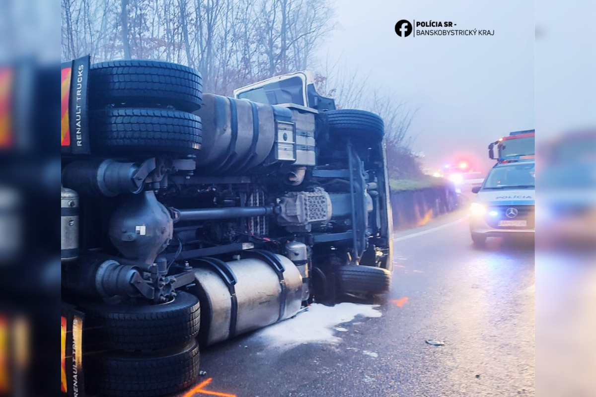 FOTO: Pri Pincinej sa zrazilo auto s kamiónom, foto 1