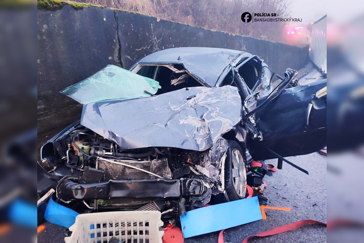 FOTO: Pri Pincinej sa zrazilo auto s kamiónom, foto 2