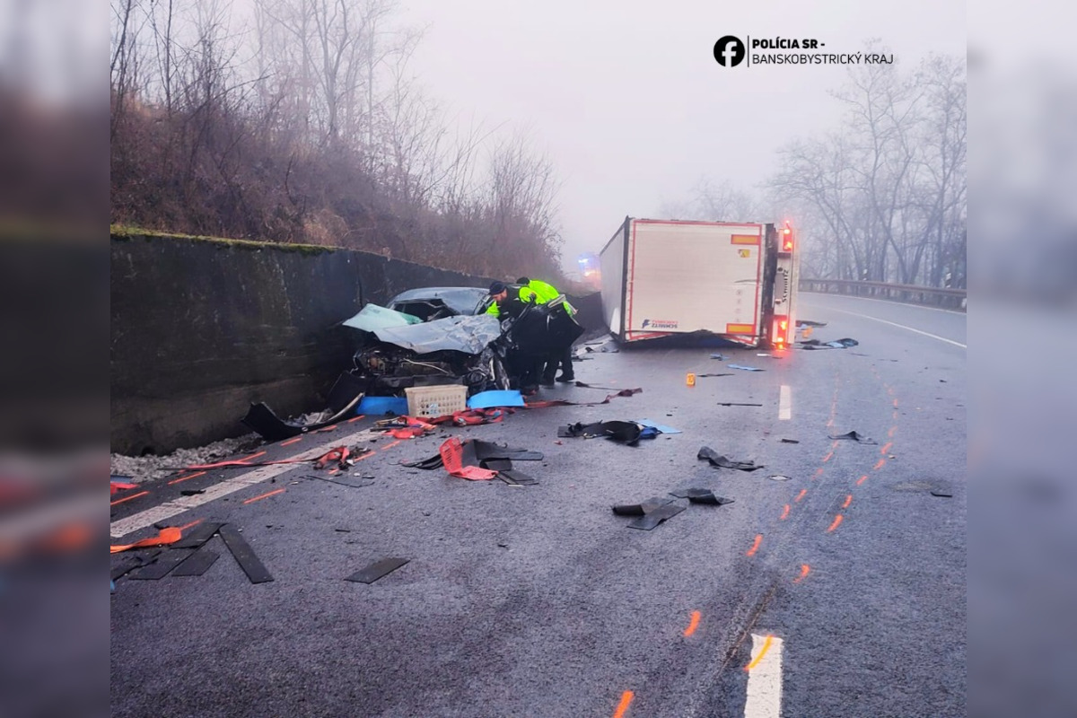 FOTO: Pri Pincinej sa zrazilo auto s kamiónom, foto 3
