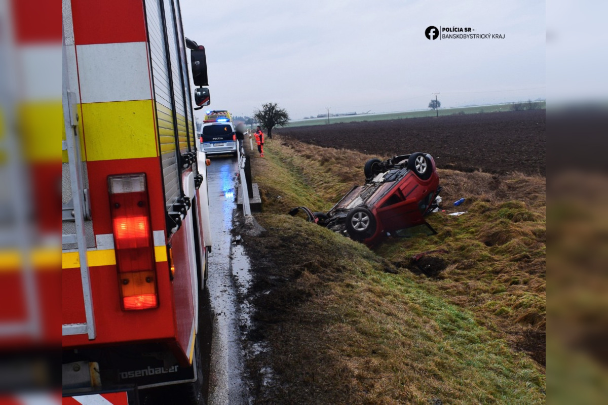 FOTO: Vodič pri Zvolene skončil s vozidlom na streche, po nehode nafúkal, foto 1