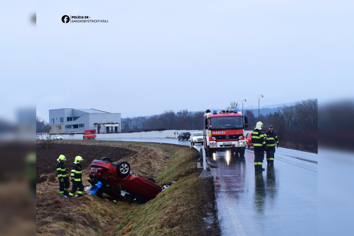 FOTO: Vodič pri Zvolene skončil s vozidlom na streche, po nehode nafúkal, foto 2