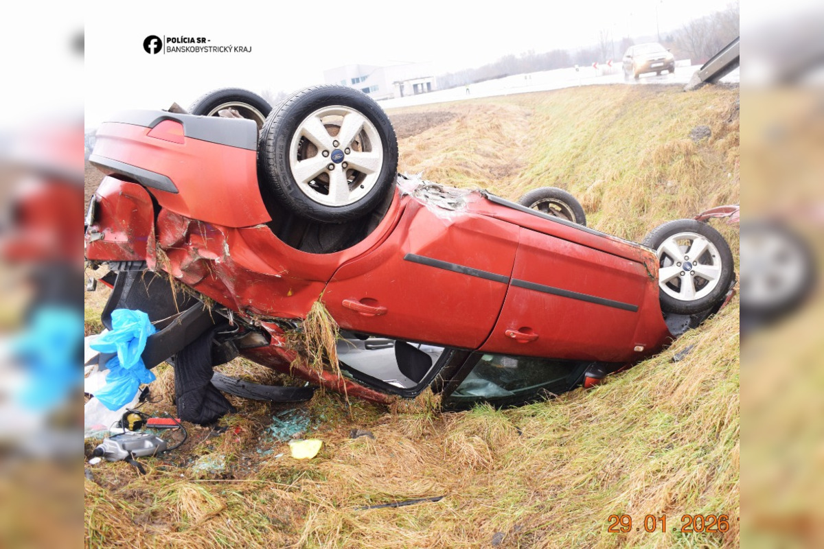 FOTO: Vodič pri Zvolene skončil s vozidlom na streche, po nehode nafúkal, foto 3