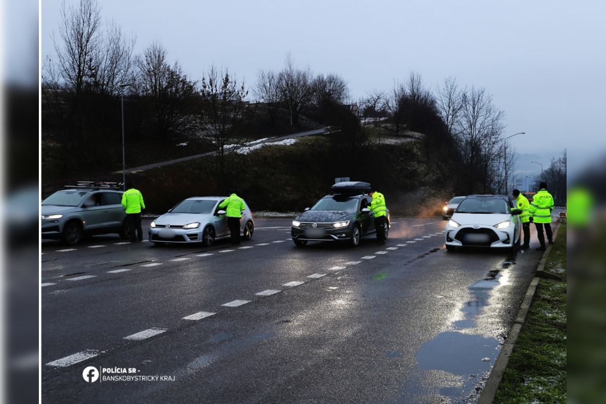 FOTO: Policajti si pri Banskej Bystrici posvietili na vodičov, zamerali sa na alkohol, foto 1