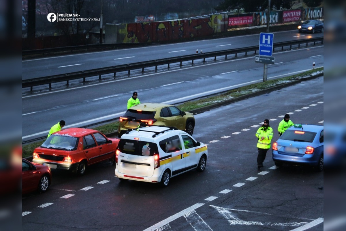 FOTO: Policajti si pri Banskej Bystrici posvietili na vodičov, zamerali sa na alkohol, foto 2