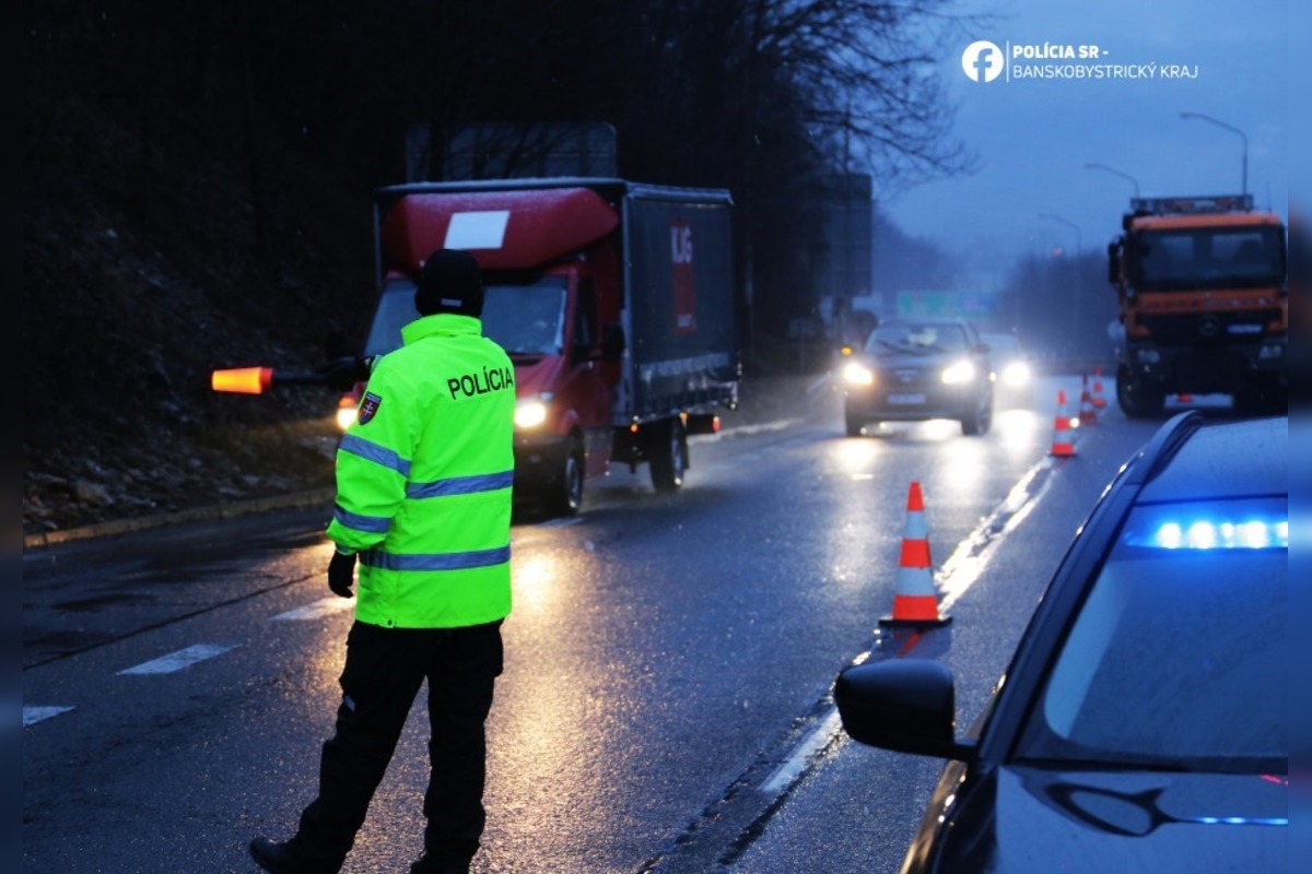 FOTO: Policajti si pri Banskej Bystrici posvietili na vodičov, zamerali sa na alkohol, foto 3