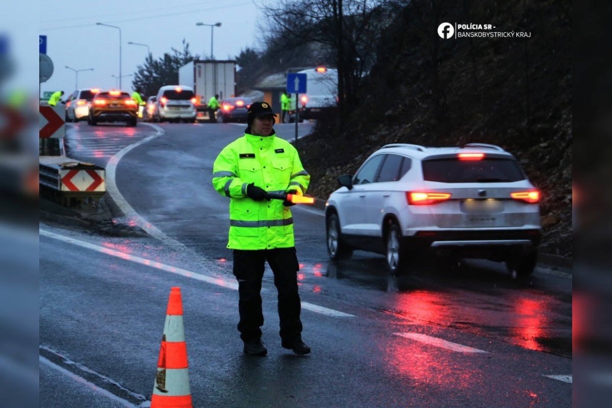 FOTO: Policajti si pri Banskej Bystrici posvietili na vodičov, zamerali sa na alkohol, foto 6