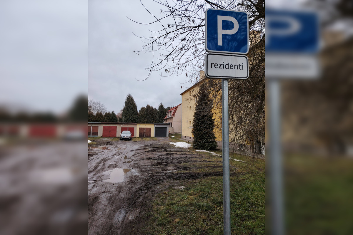 FOTO: Zvolenčania zdieľajú zničené miesta po parkovaní a kritizujú rezidentské parkovanie, foto 1