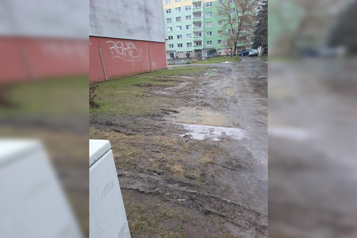 FOTO: Zvolenčania zdieľajú zničené miesta po parkovaní a kritizujú rezidentské parkovanie, foto 2