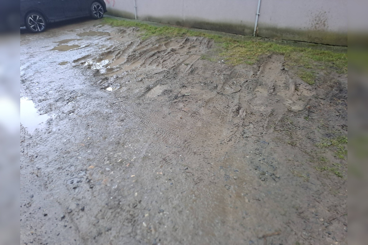 FOTO: Zvolenčania zdieľajú zničené miesta po parkovaní a kritizujú rezidentské parkovanie, foto 3