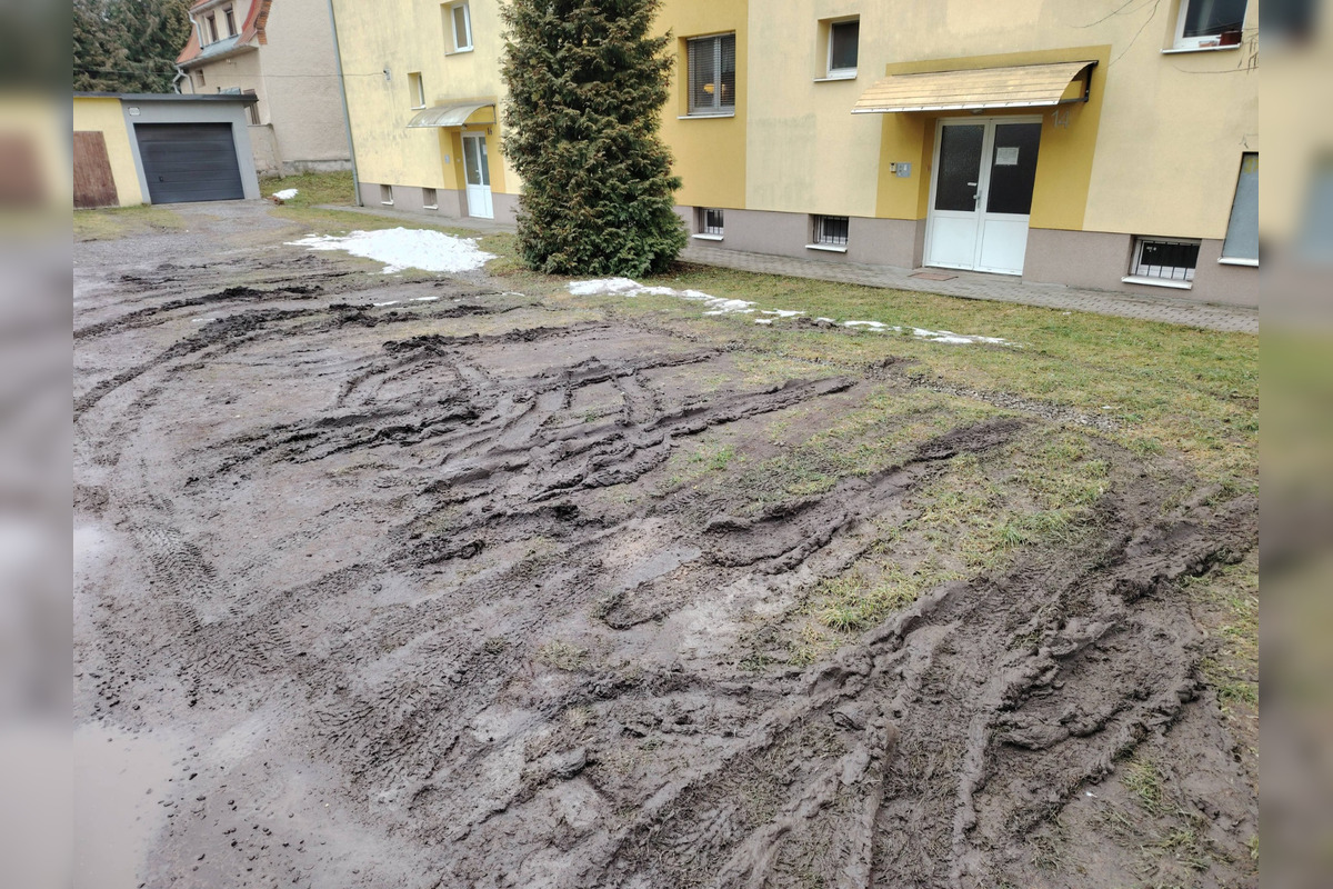 FOTO: Zvolenčania zdieľajú zničené miesta po parkovaní a kritizujú rezidentské parkovanie, foto 4