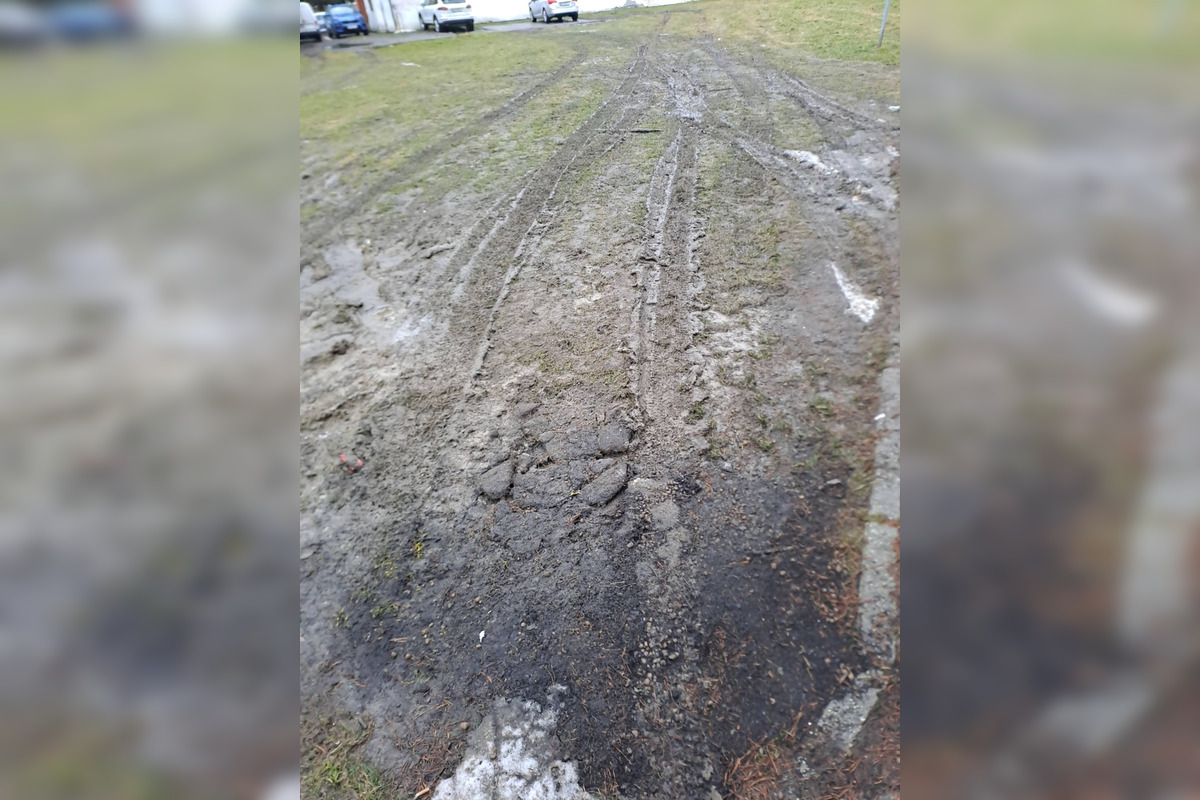 FOTO: Zvolenčania zdieľajú zničené miesta po parkovaní a kritizujú rezidentské parkovanie, foto 5