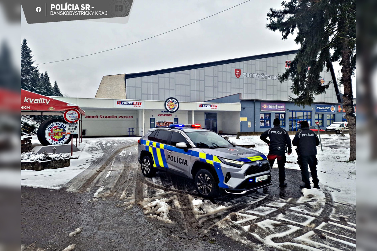 FOTO: Na zimnom štadióne vo Zvolene unikal čpavok, foto 1