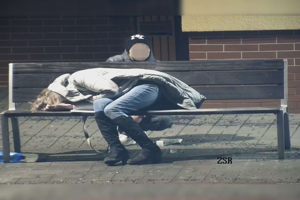 FOTO: Muž v Lučenci vyberal spiacej žene na lavičke z kabelky osobné veci, foto 3