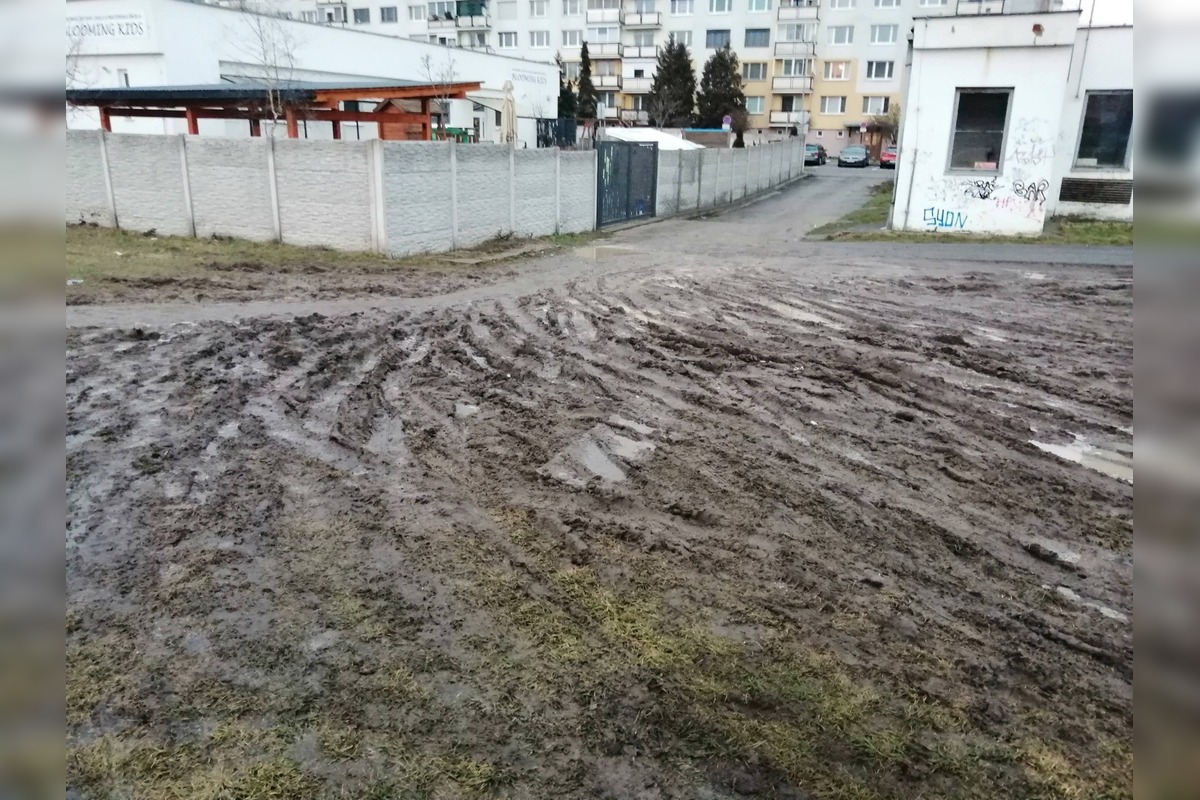 FOTO: Takto vyzerá cesta k zastávke na zvolenskom sídlisku, foto 1