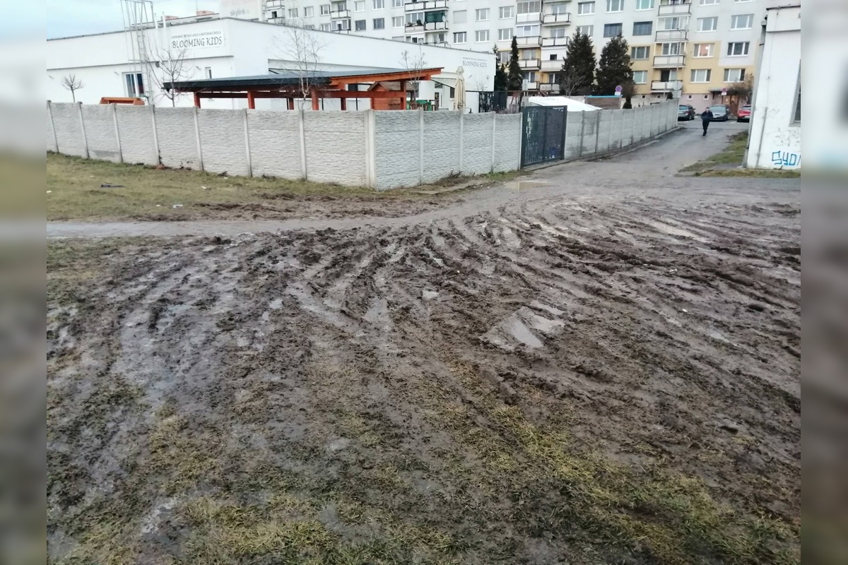 FOTO: Takto vyzerá cesta k zastávke na zvolenskom sídlisku, foto 4