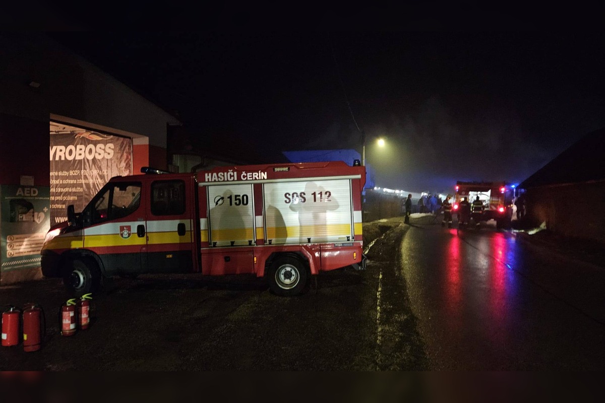 FOTO: V Čeríne zasahovali dobrovoľní aj profesionálni hasiči, foto 4
