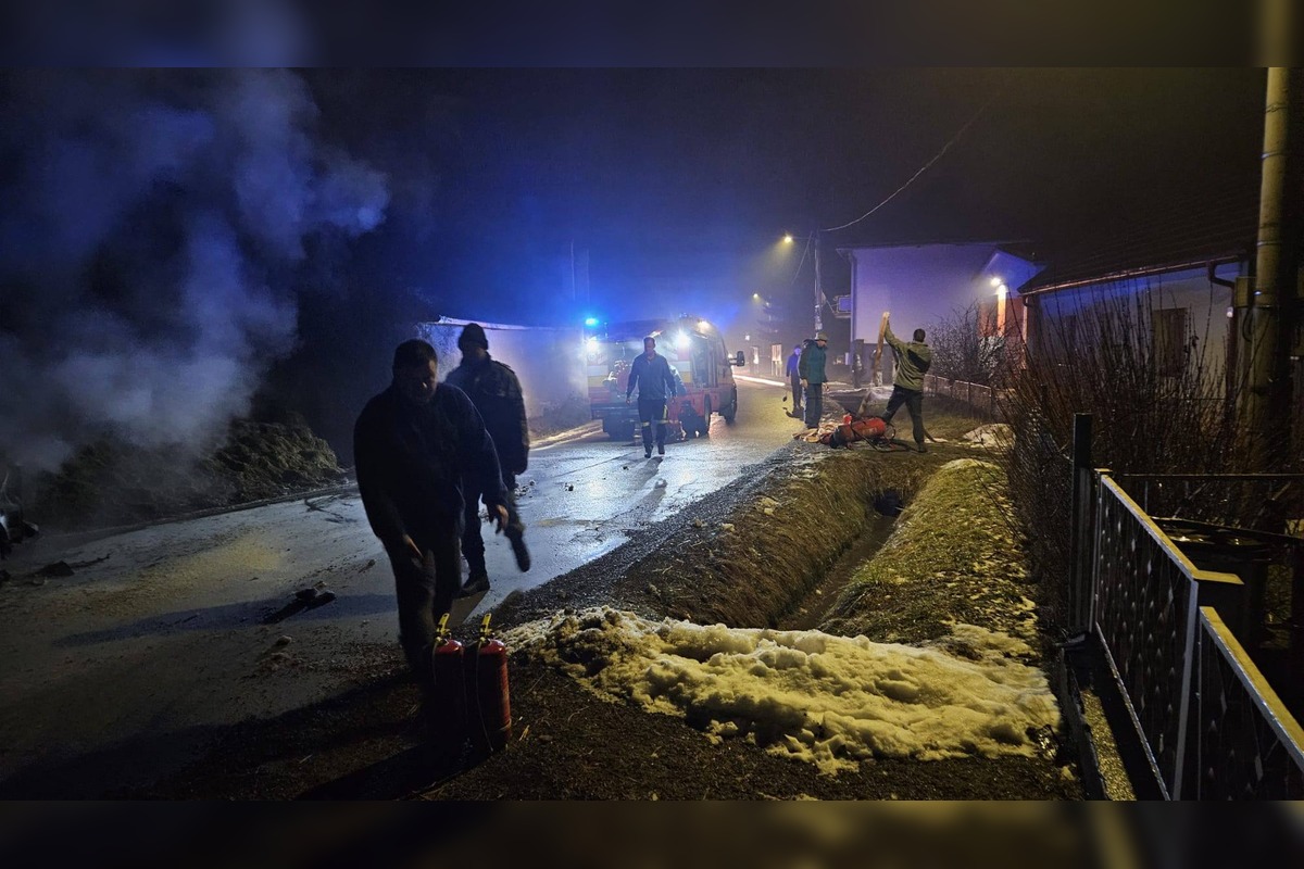 FOTO: V Čeríne zasahovali dobrovoľní aj profesionálni hasiči, foto 2