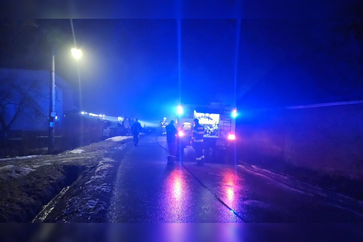 FOTO: V Čeríne zasahovali dobrovoľní aj profesionálni hasiči, foto 3