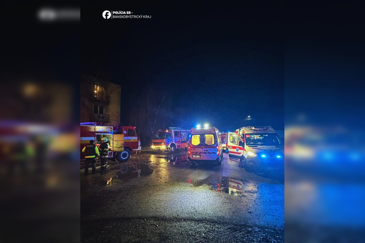 FOTO: V bytovke v Tornali došlo k výbuchu plynu, 4 osoby sa zranili, foto 1