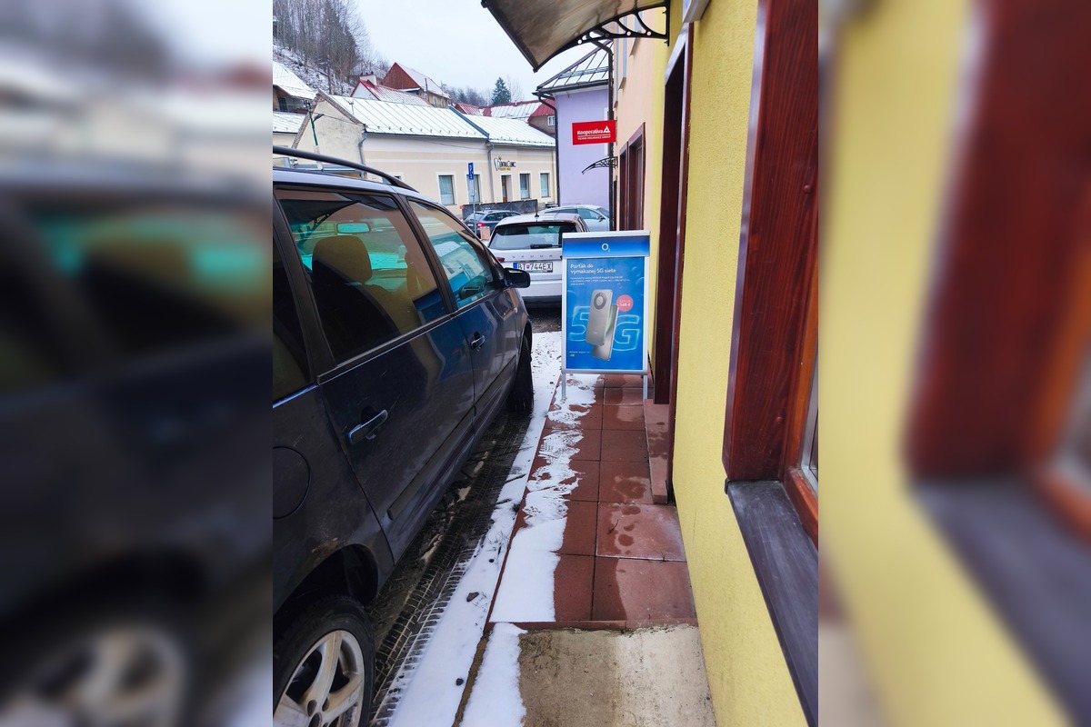 FOTO: Vodič zaparkoval priamo pred vchod predajne, foto 1