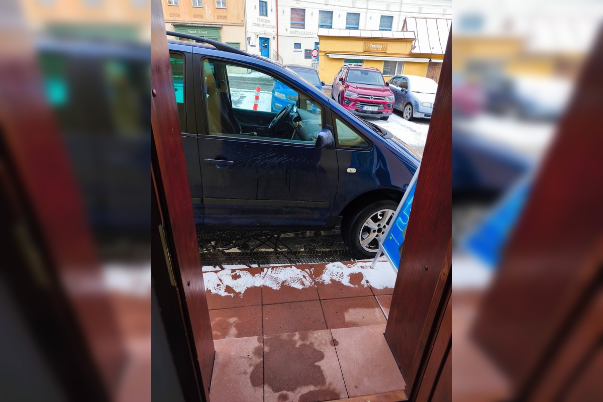 FOTO: Vodič zaparkoval priamo pred vchod predajne, foto 2