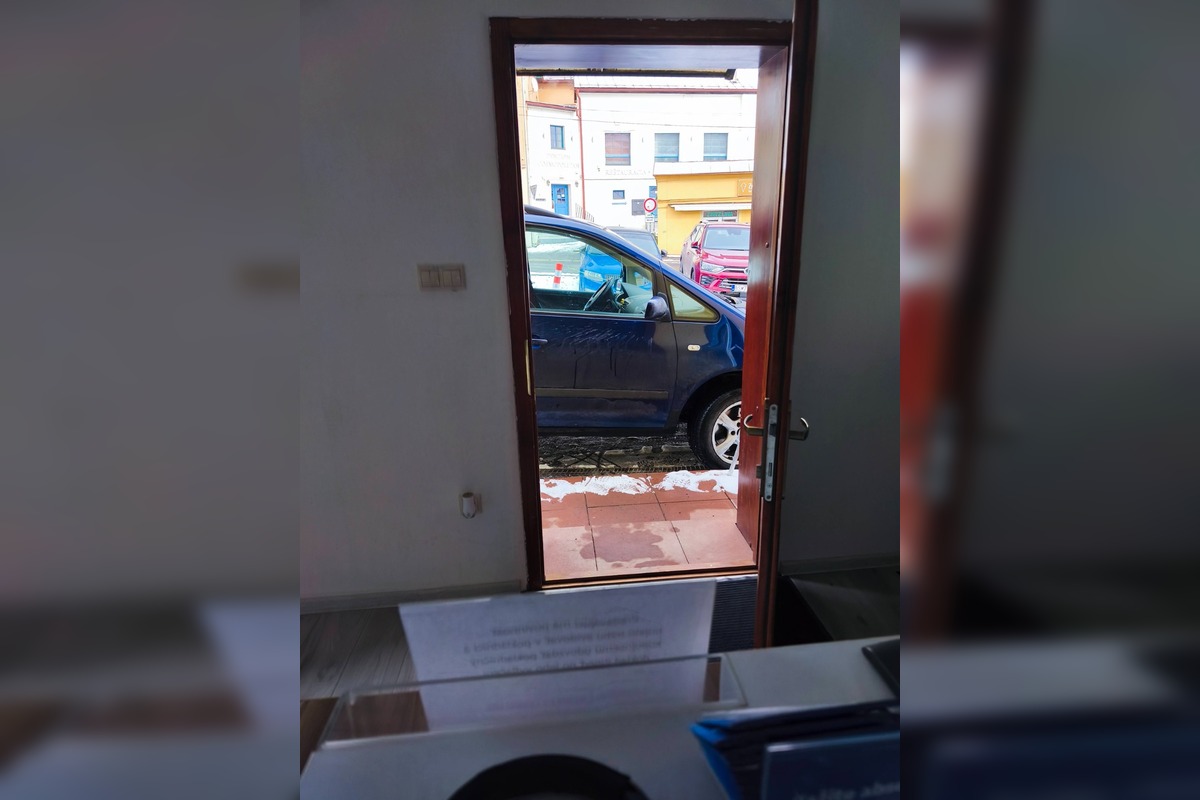 FOTO: Vodič zaparkoval priamo pred vchod predajne, foto 3