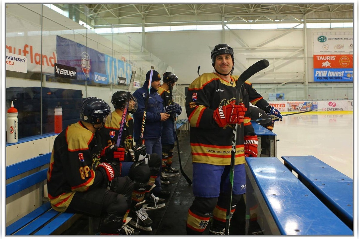 FOTO: Hasiči hrali hokej pre malú Julku, foto 2