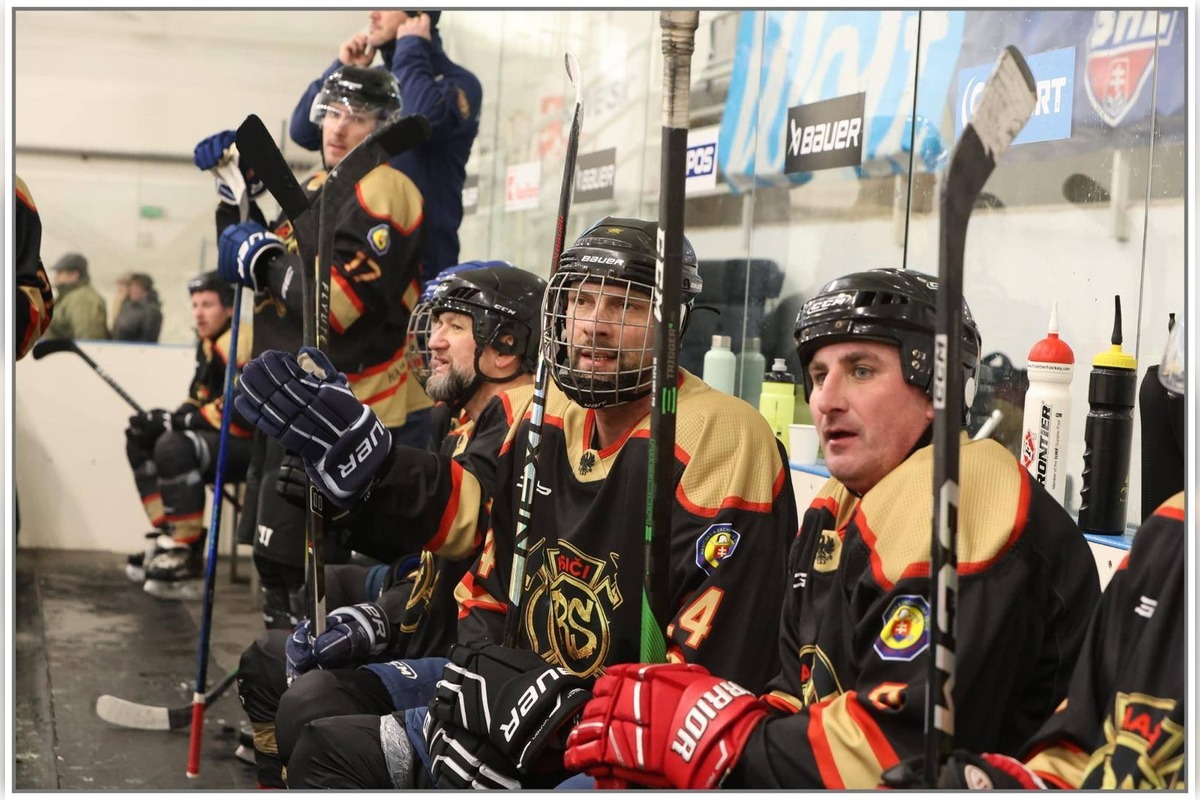 FOTO: Hasiči hrali hokej pre malú Julku, foto 3