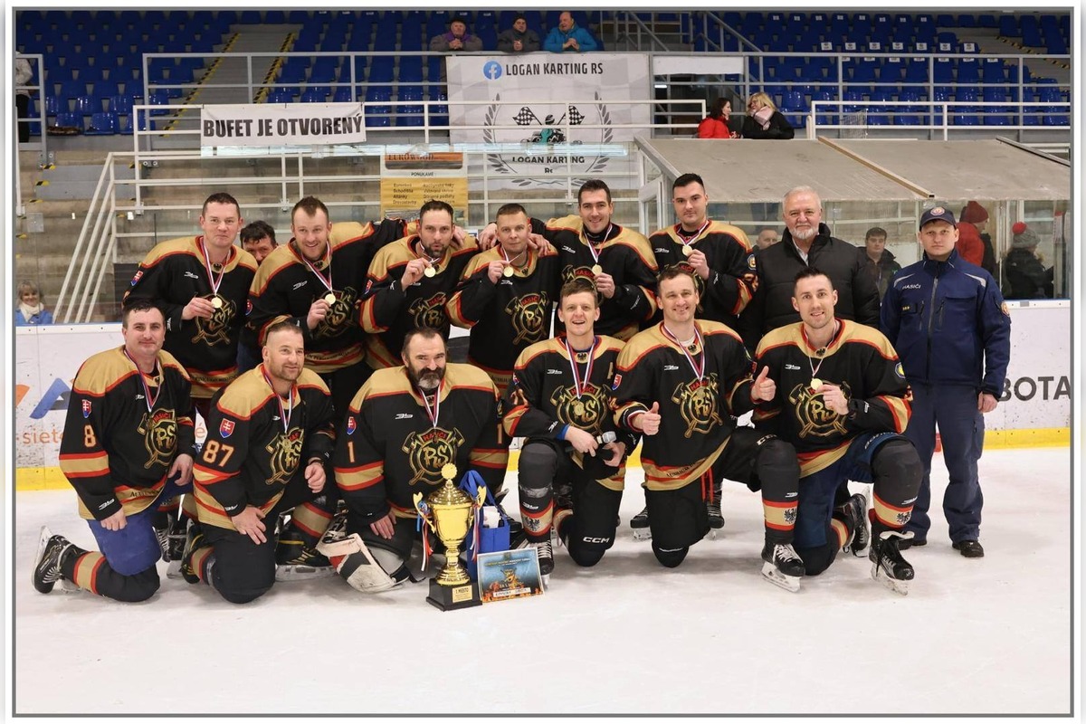 FOTO: Hasiči hrali hokej pre malú Julku, foto 7