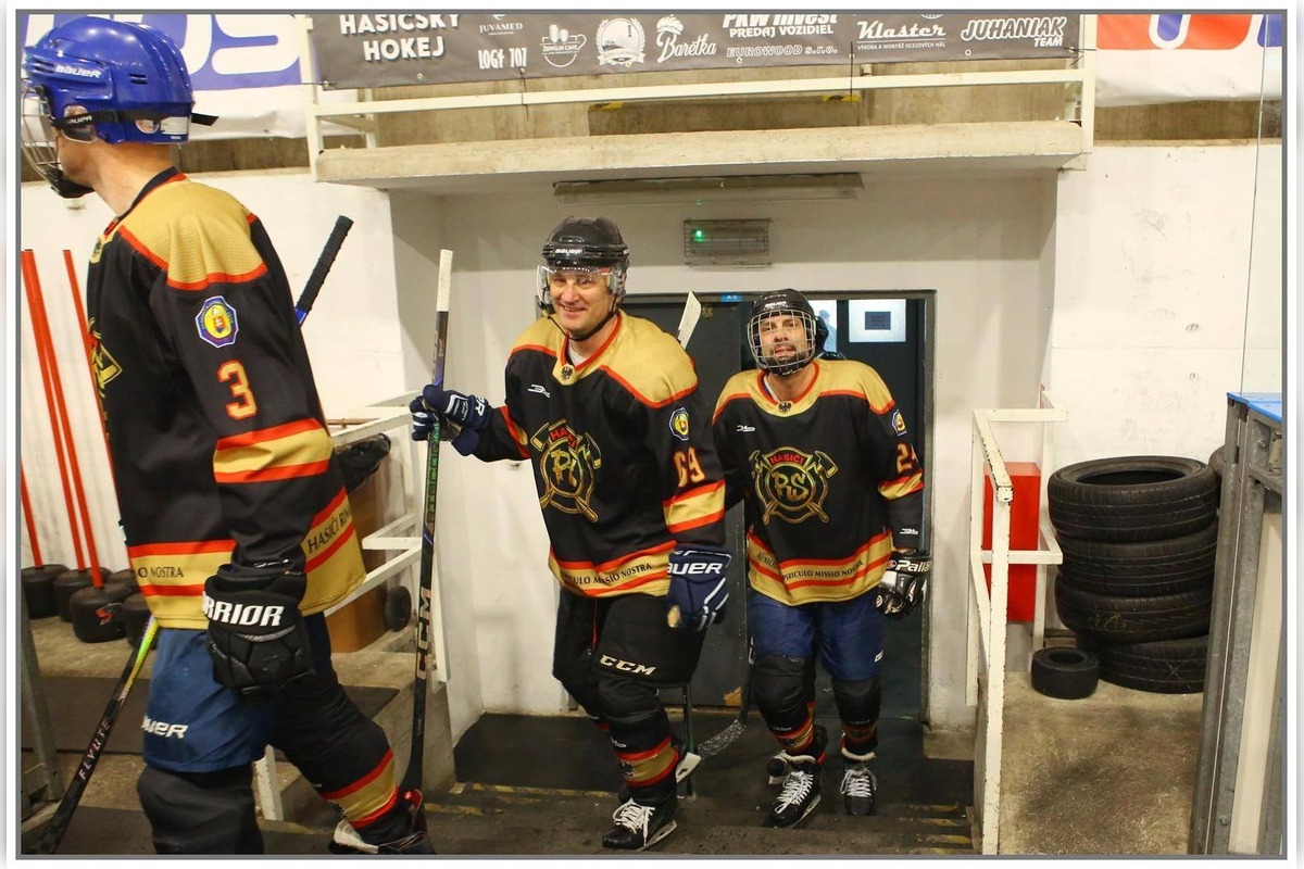 FOTO: Hasiči hrali hokej pre malú Julku, foto 8