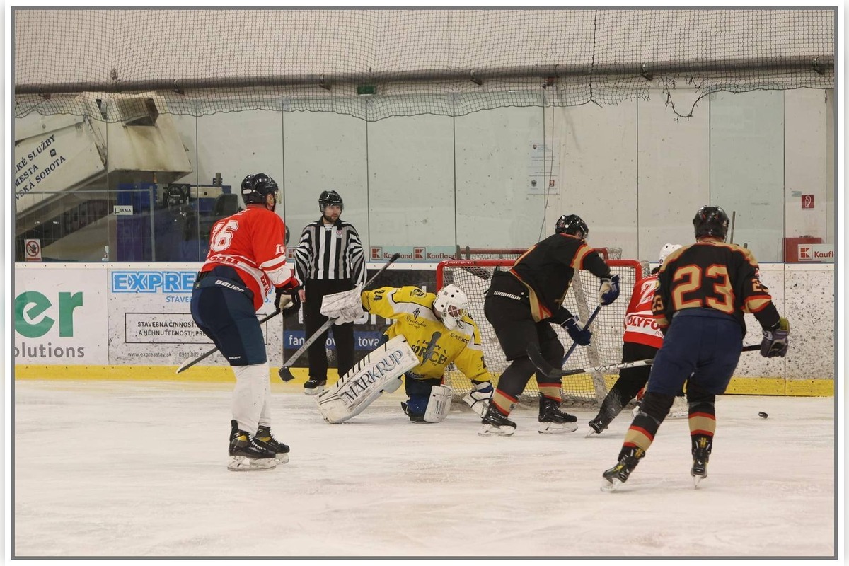 FOTO: Hasiči hrali hokej pre malú Julku, foto 9