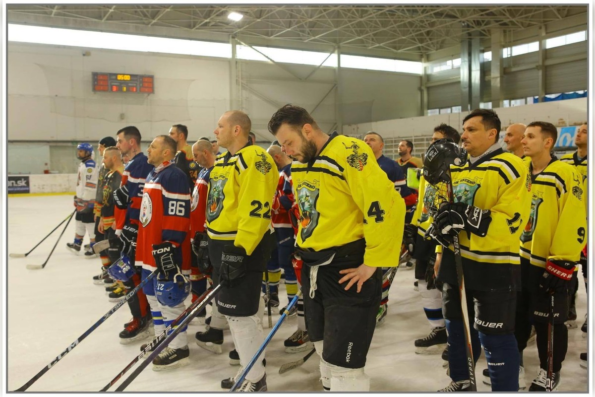 FOTO: Hasiči hrali hokej pre malú Julku, foto 10