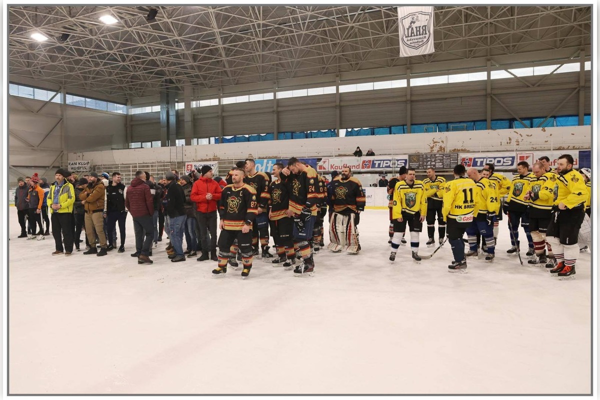 FOTO: Hasiči hrali hokej pre malú Julku, foto 11