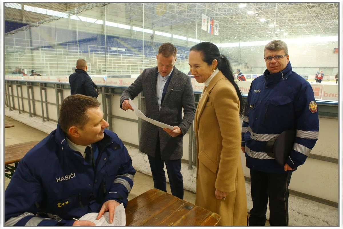FOTO: Hasiči hrali hokej pre malú Julku, foto 12