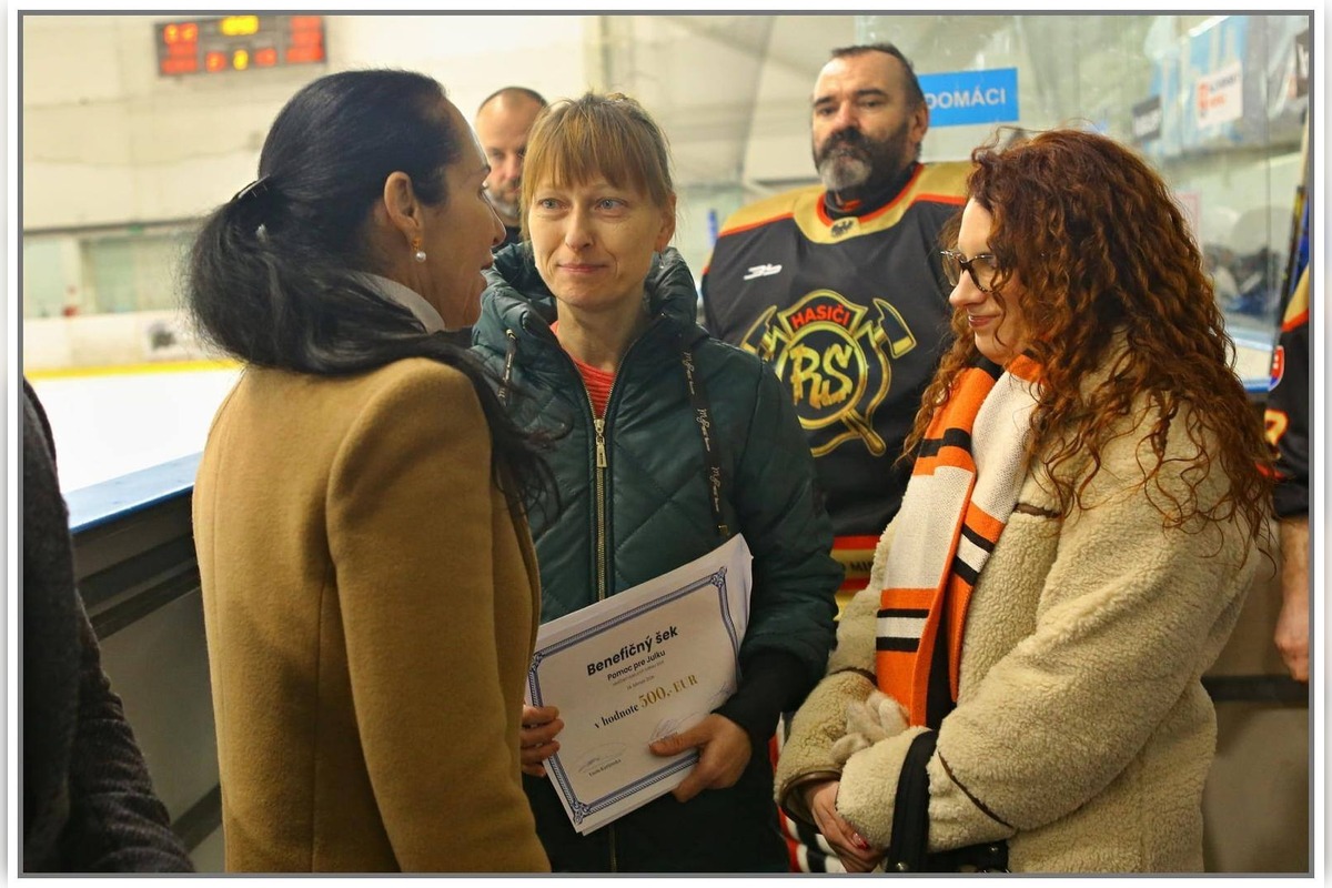 FOTO: Hasiči hrali hokej pre malú Julku, foto 15