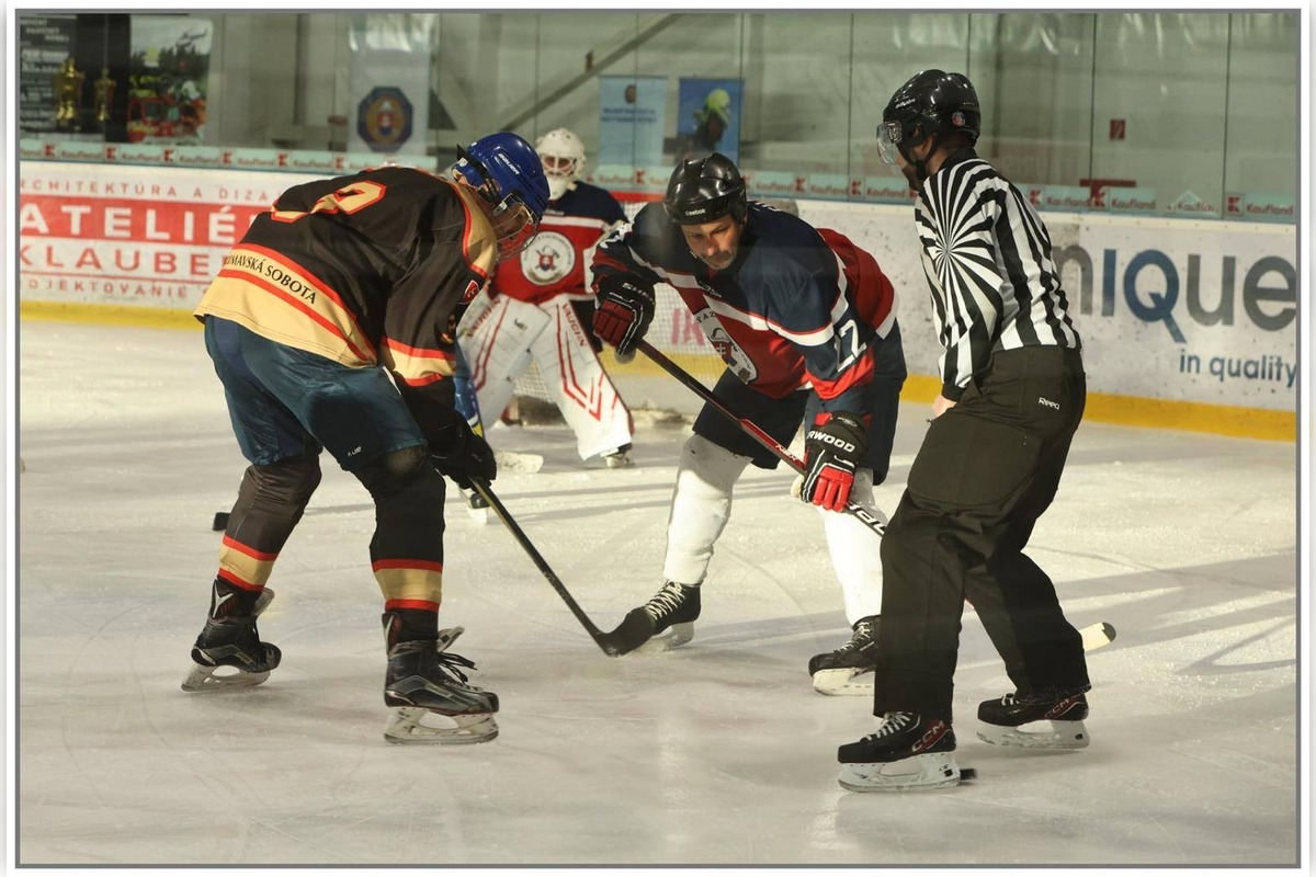 FOTO: Hasiči hrali hokej pre malú Julku, foto 16