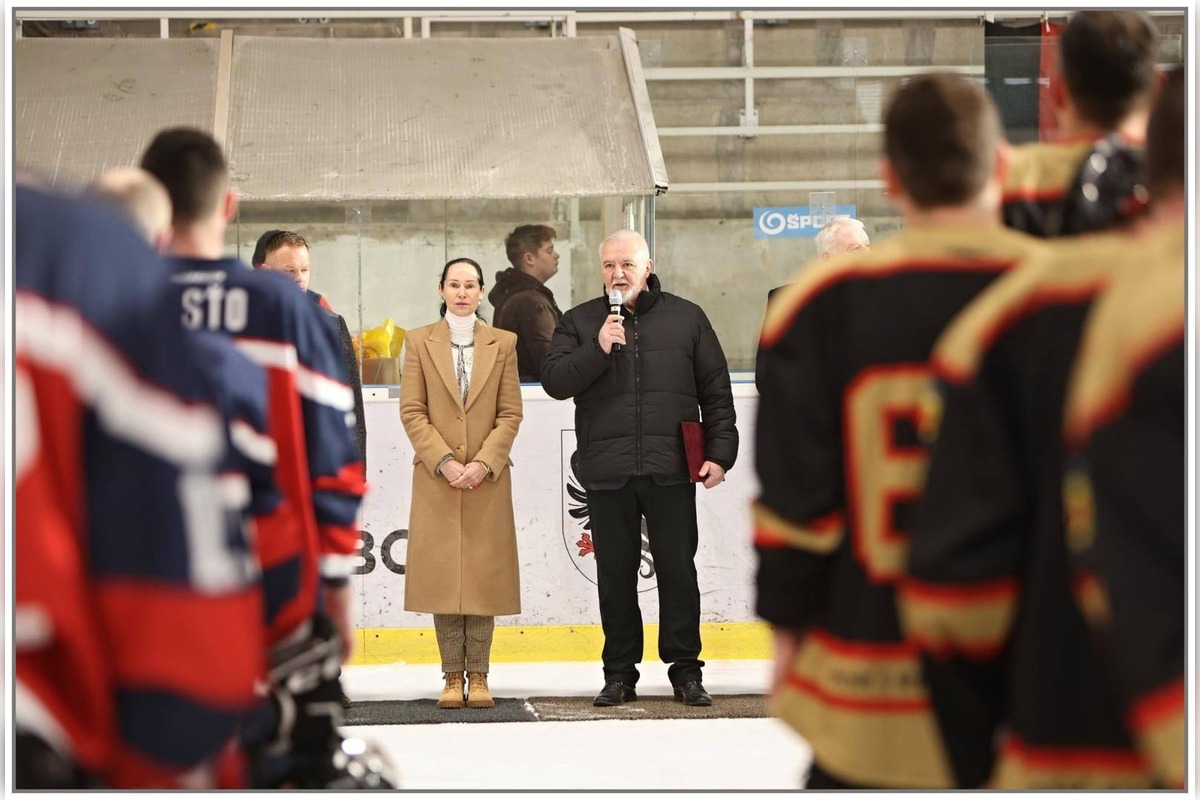FOTO: Hasiči hrali hokej pre malú Julku, foto 18