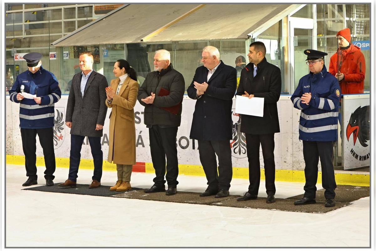 FOTO: Hasiči hrali hokej pre malú Julku, foto 19