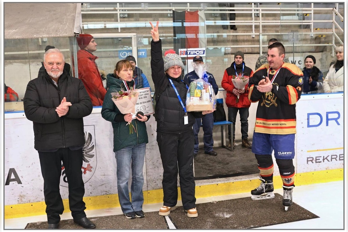 FOTO: Hasiči hrali hokej pre malú Julku, foto 20