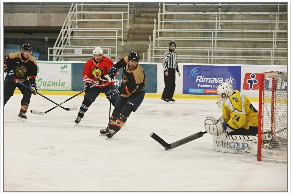 FOTO: Hasiči hrali hokej pre malú Julku, foto 21