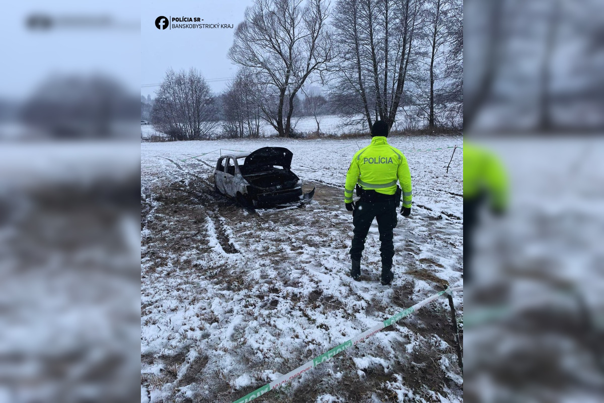 FOTO: Neďaleko Detvy zhorelo auto, hasiči v ňom po uhasení našli ľudské telo, foto 2