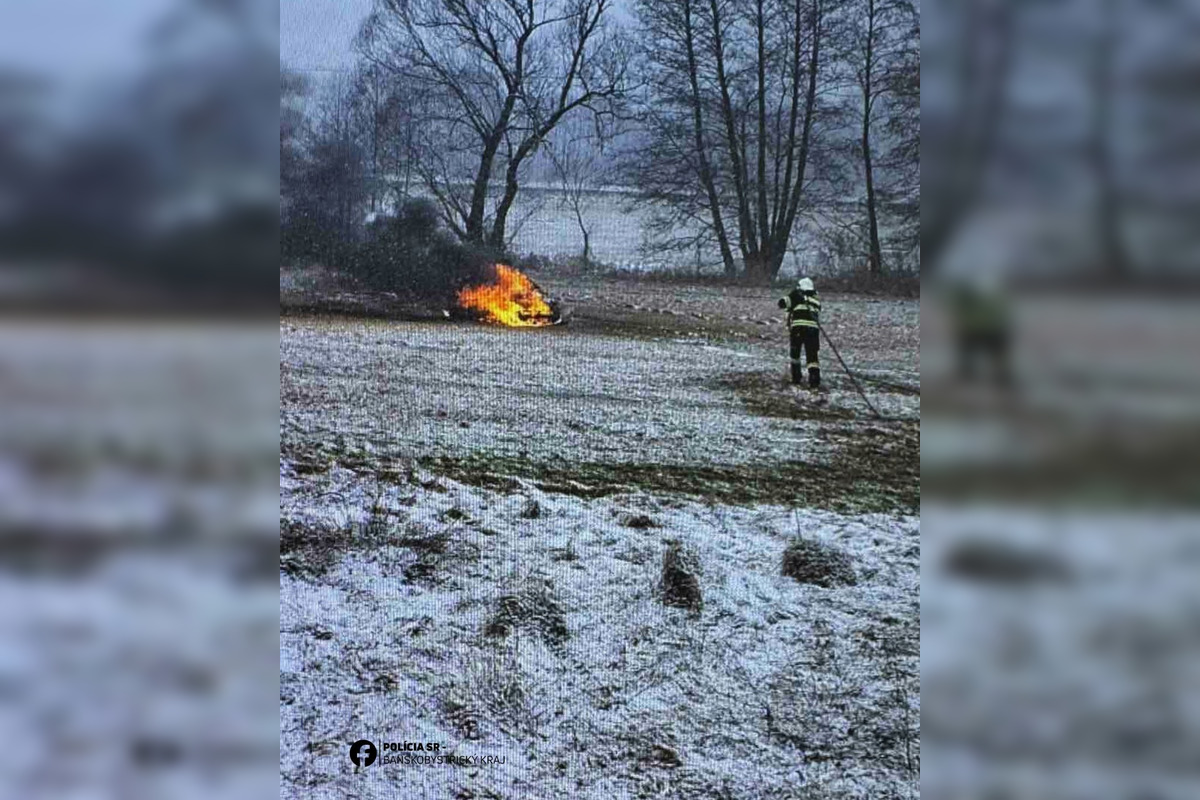 FOTO: Neďaleko Detvy zhorelo auto, hasiči v ňom po uhasení našli ľudské telo, foto 3